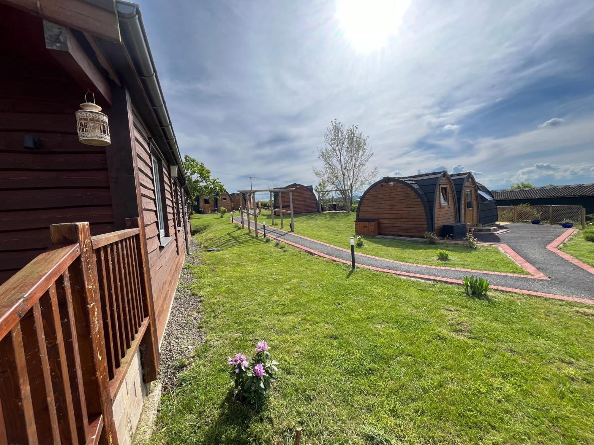 Hedgehog Glamping Pod School House Farm Hotel Leighton  Luaran gambar